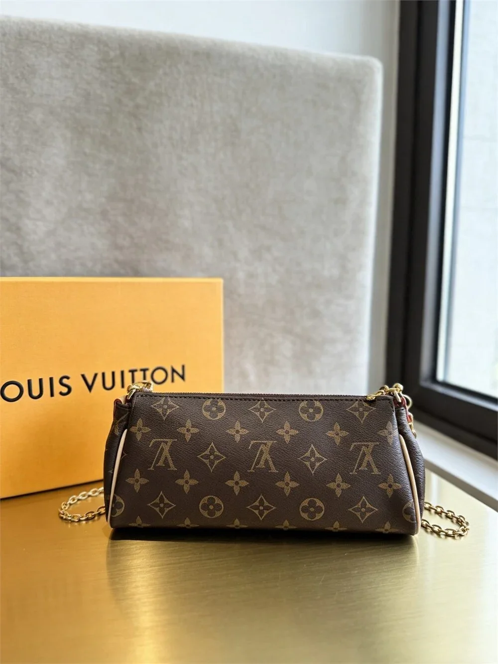 Louis Vuitton Eva Clutch Monogram
